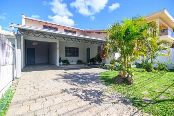 Casa à venda com edícula e quintal amplo