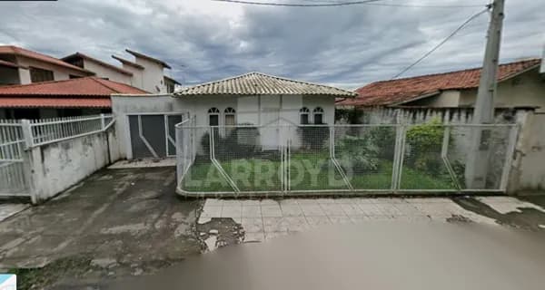 Casa de alvenaria à venda com terreno amplo e boa distribuição