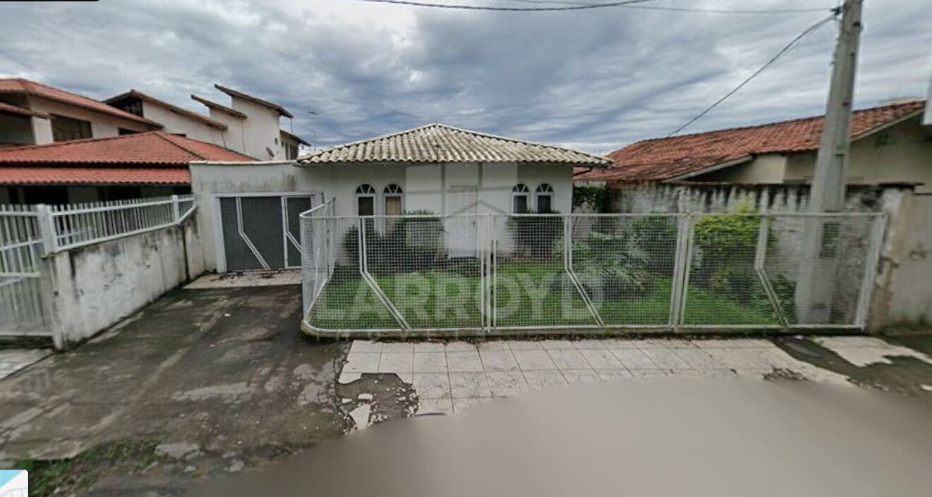 Casa de alvenaria à venda com terreno amplo e boa distribuição
