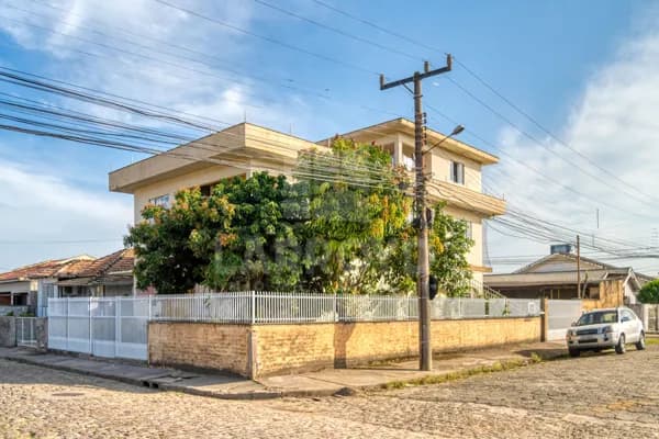 Casa com sala comercial e suíte à venda