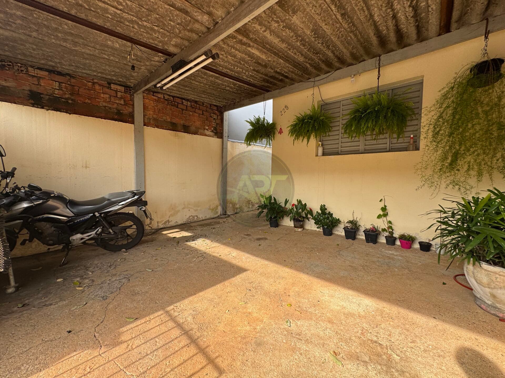 Casa no Jd. Mollon com 2 Dormitórios e Quintal no fundos.