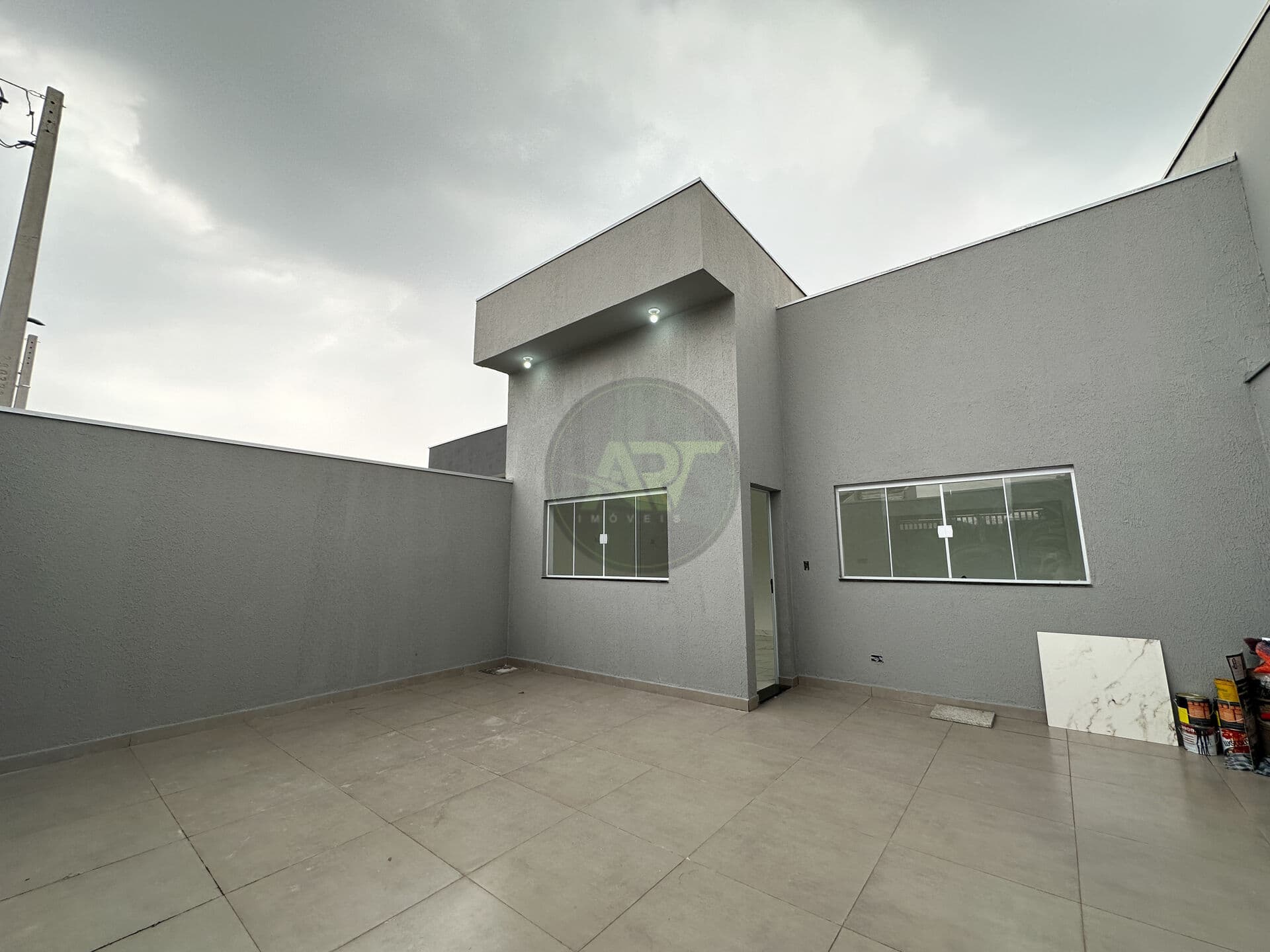 Casa com 75m² de Construção á venda.