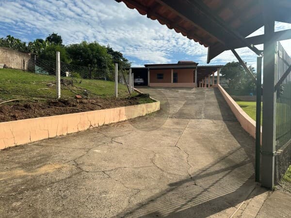 Chácara c/Piscina e 4 Dormitórios - Aceita Financiamento e Permuta
