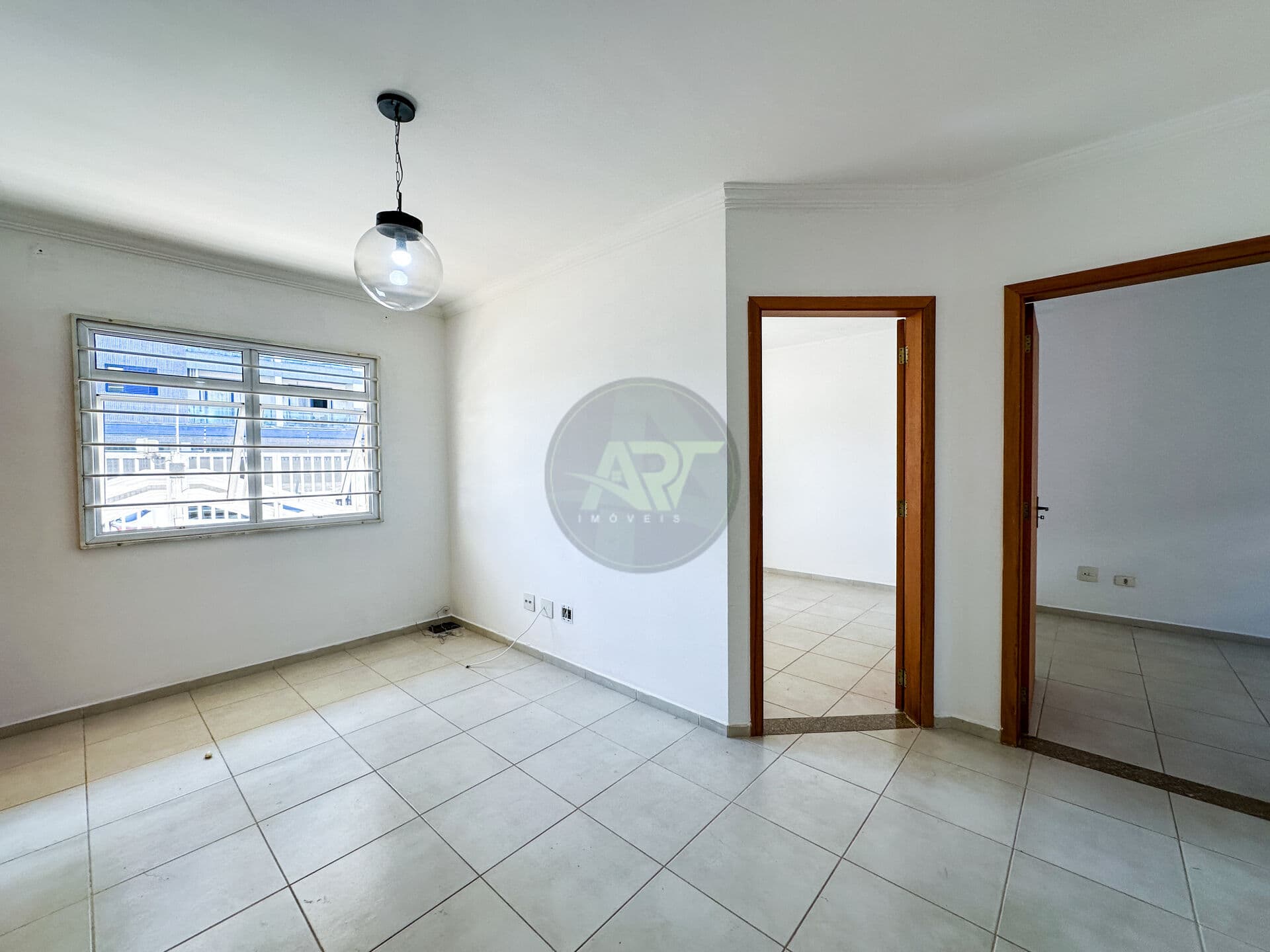 Apartamento com 02 dormitórios sendo 01 suíte.
