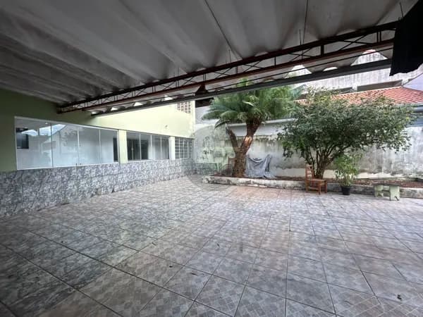 Sobrado e casa térrea com amplo quintal