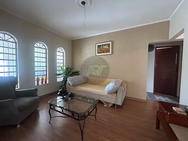 Casa 3 Dormitórios com amplo quintal