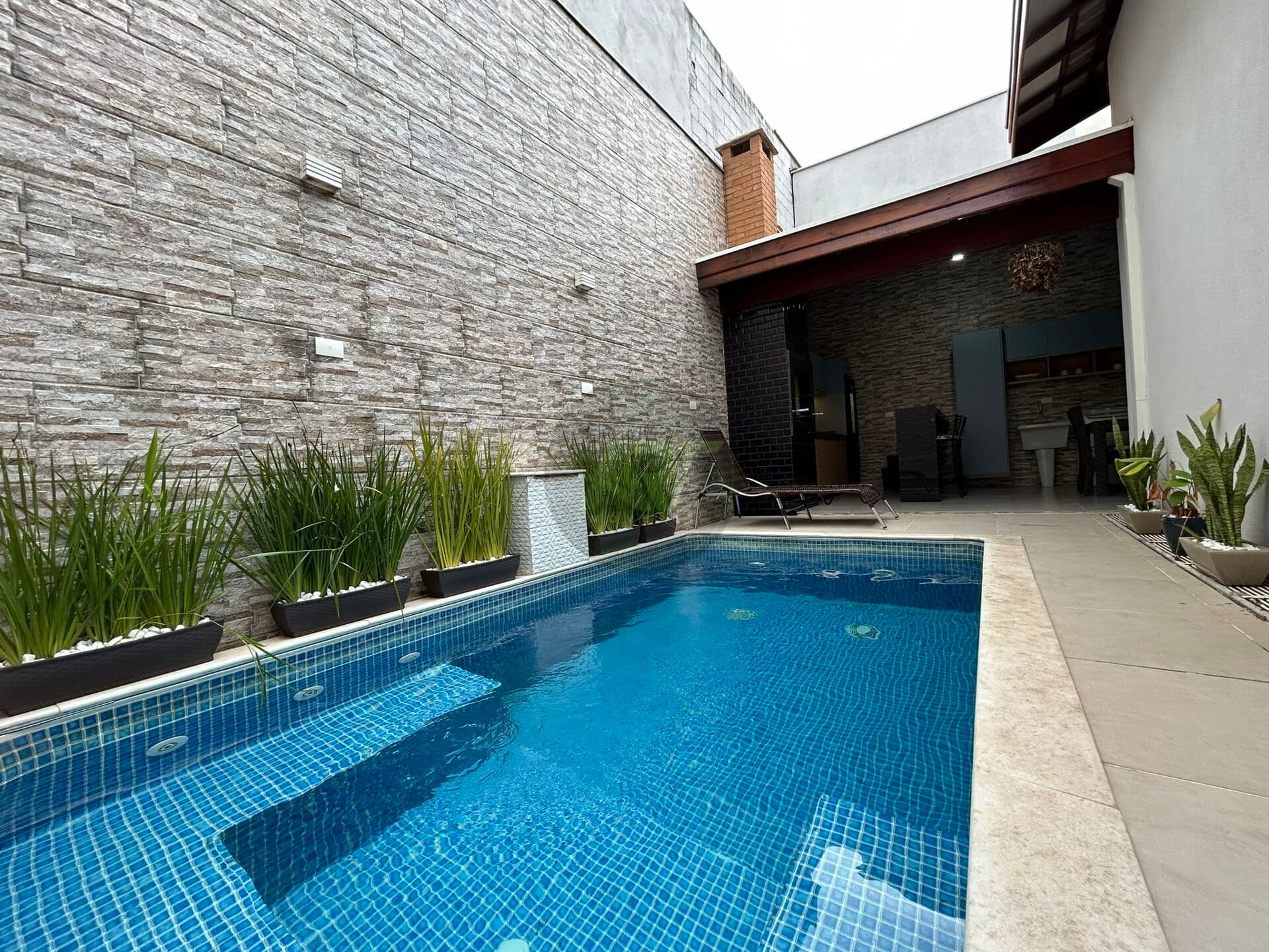 Casa 2 Dormitórios sendo 1 suíte, Área gourmet com Piscina
