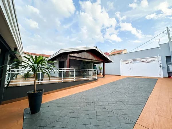 Casa recém reformada com 300m² de terreno.