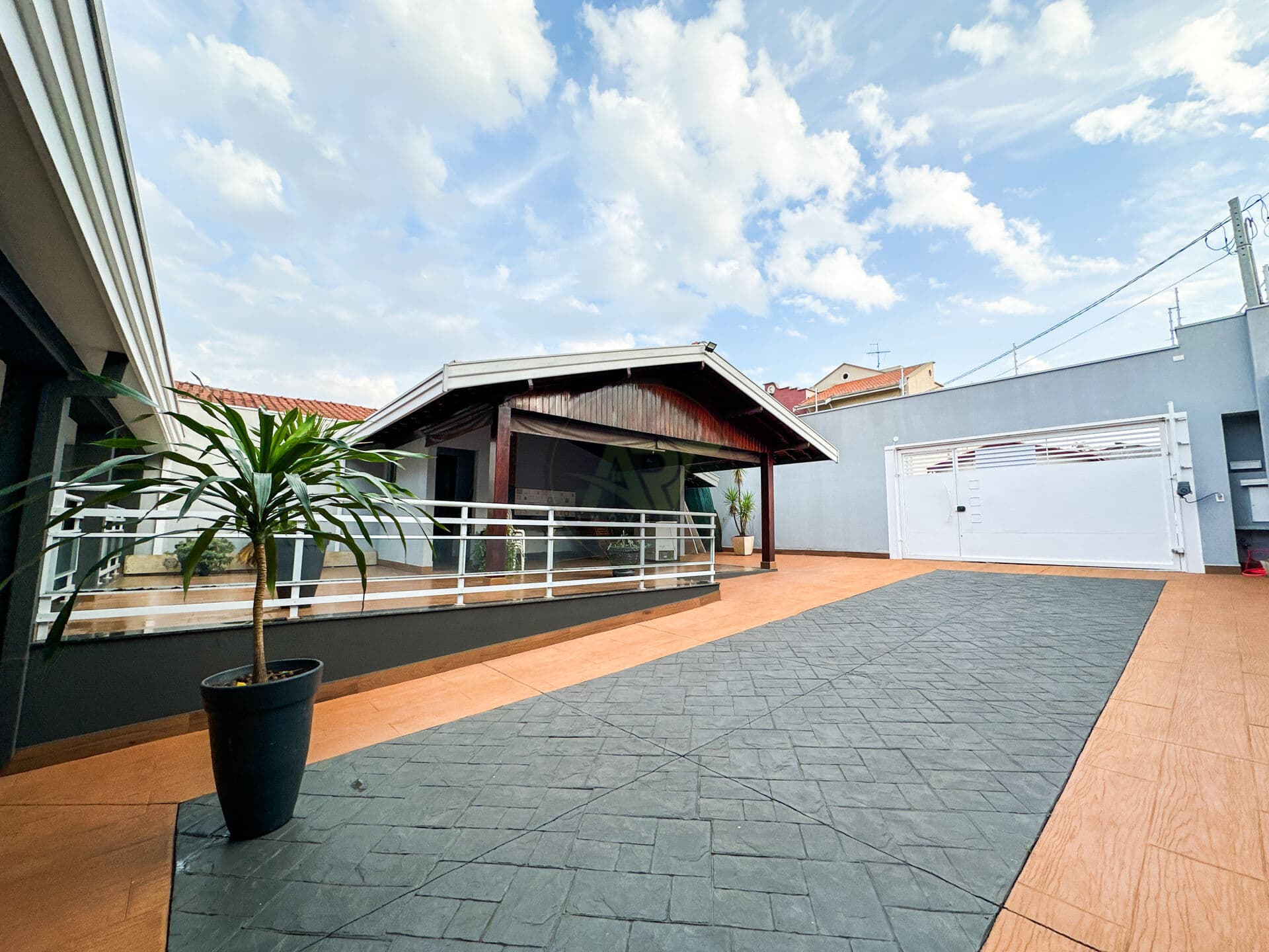 Casa recém reformada com 300m² de terreno.