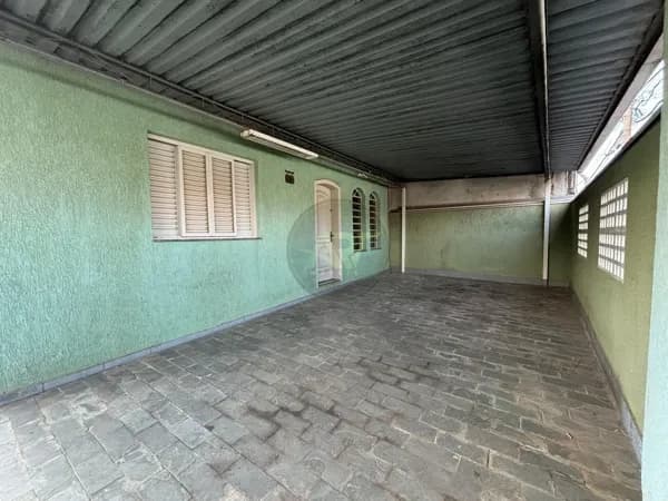 Casa com 3 Quartos e 2 banheiros para Alugar