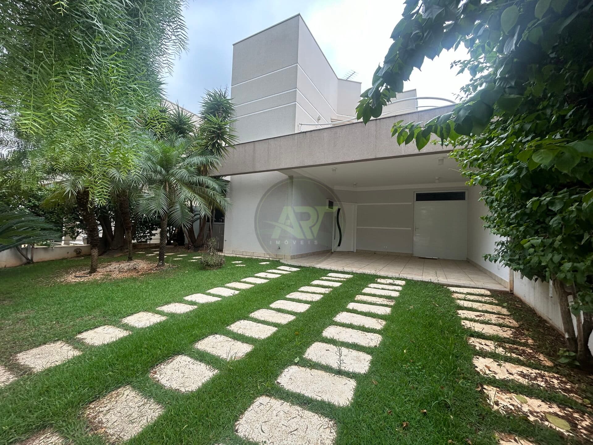 Casa sobrado em condomínio 3 Suítes, área gourmet com piscina