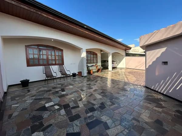Casa 4 Dormitórios, OTIMA LOCALIZAÇÃO!