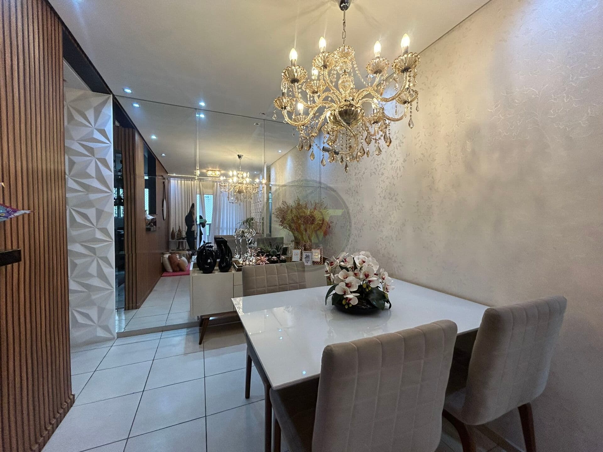 Apartamento 2 Dormitórios, com sacada, 2 vagas de garagem