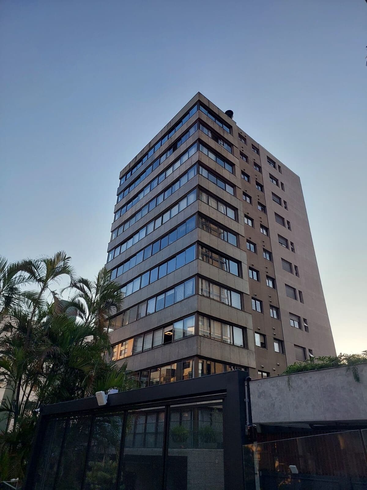 Apartamento Bairro Petrópolis | 118 m² | 2 Dorm. c/ opção do terceiro | 4 vagas | Orientação solar Leste/Norte