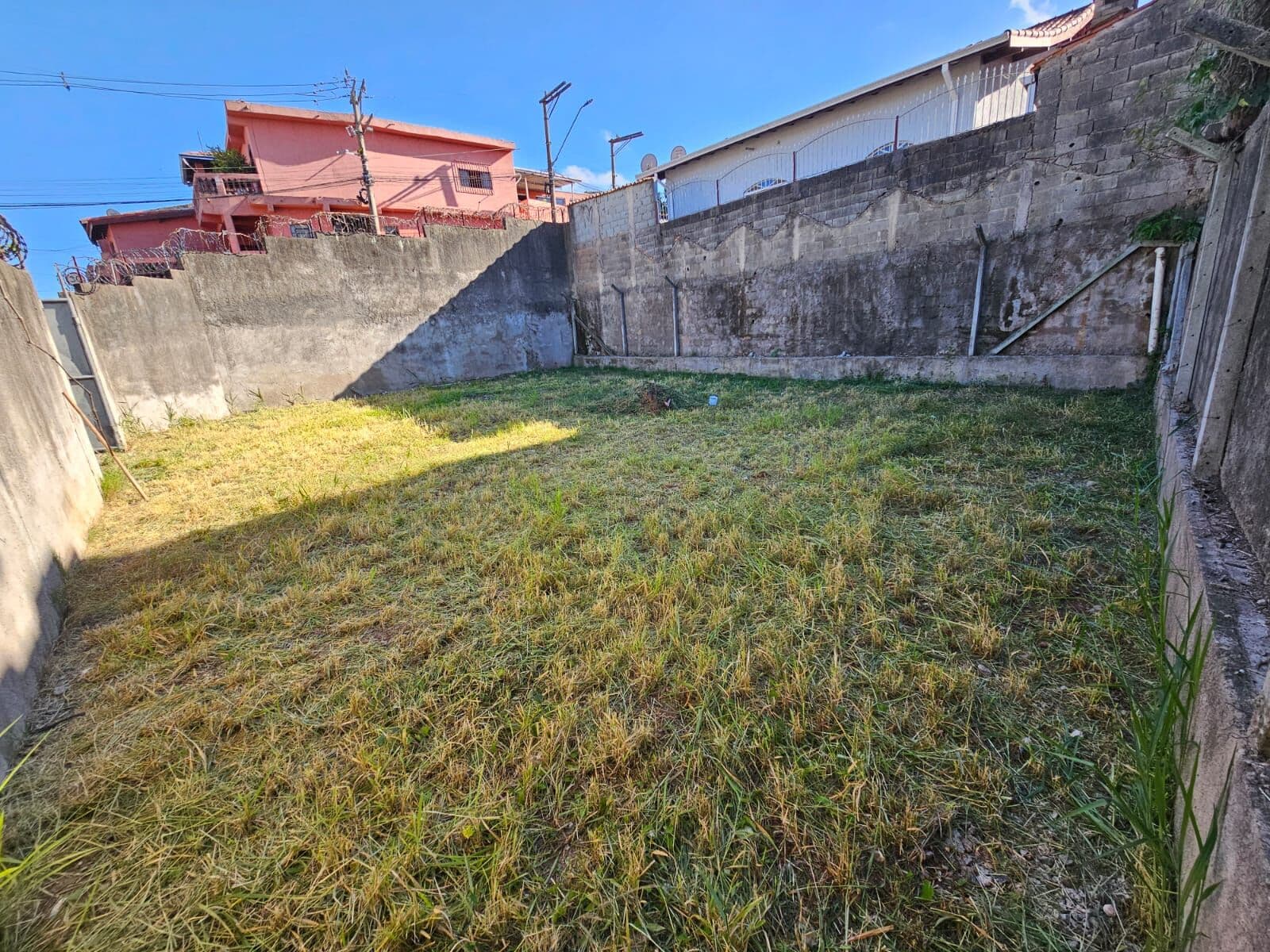 Aluga-se Terreno de Esquina no Bairro Vila Aurora - 212 m²