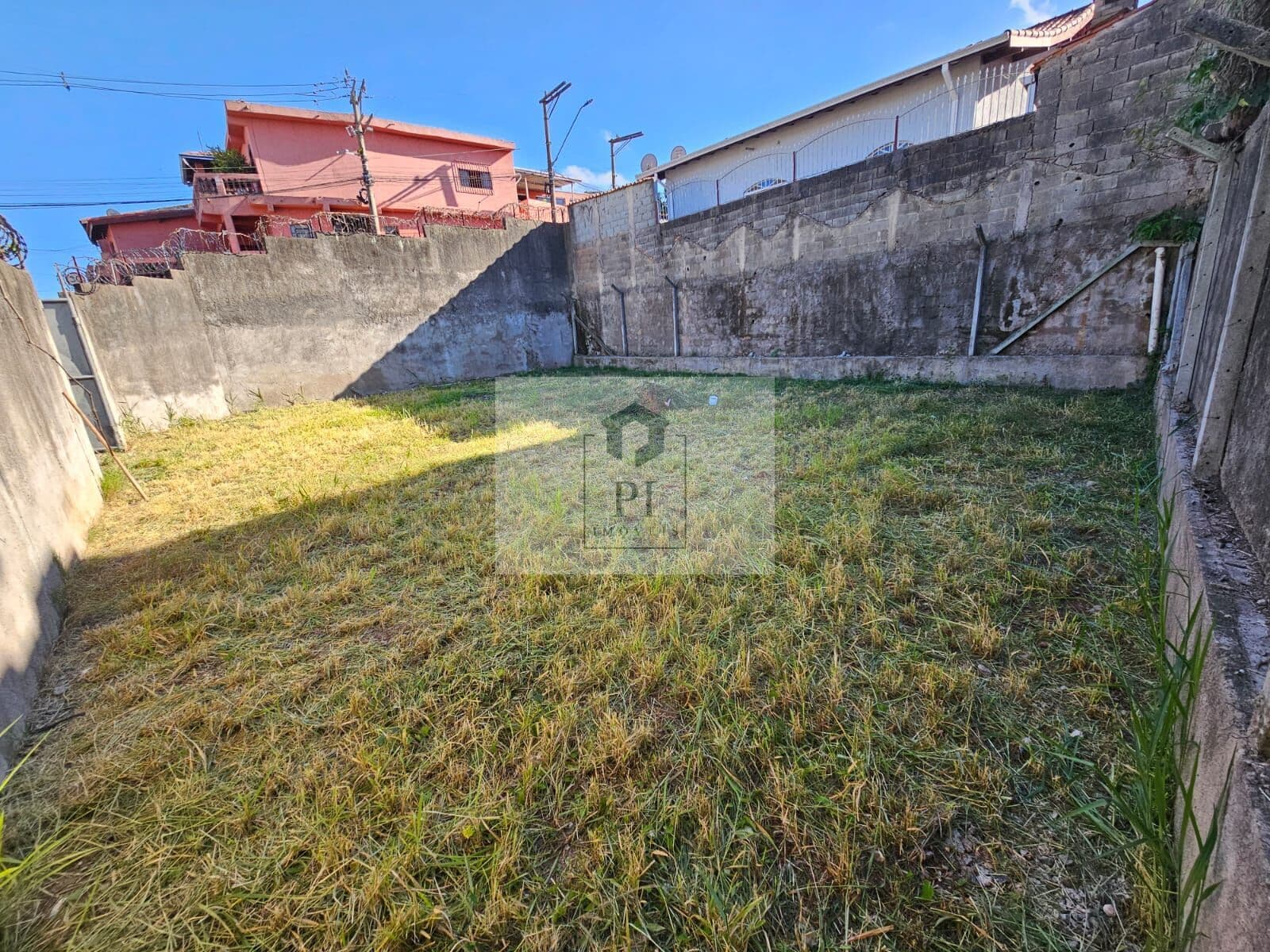 Aluga-se Terreno de Esquina no Bairro Vila Aurora - 212 m²