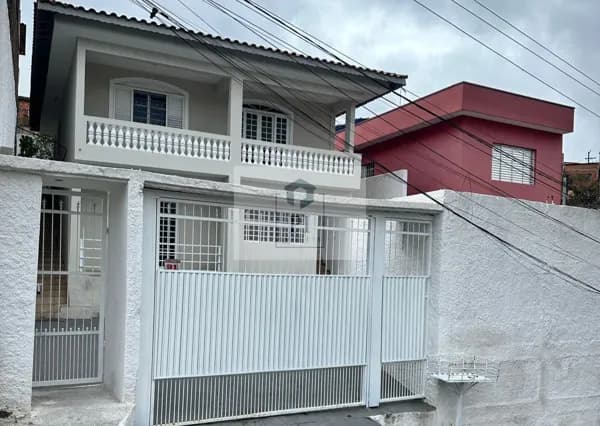 Casa na entrada do Jd. Rose Mary, em frente a Rodovia