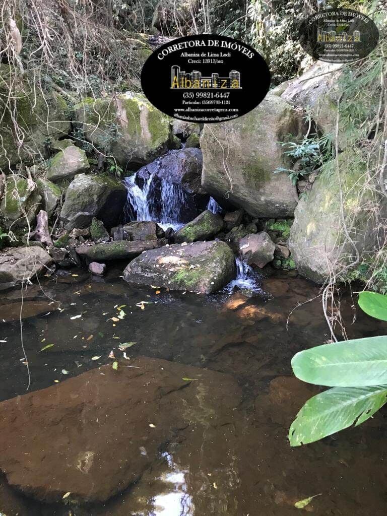 Sítio com cachoeira e gruta