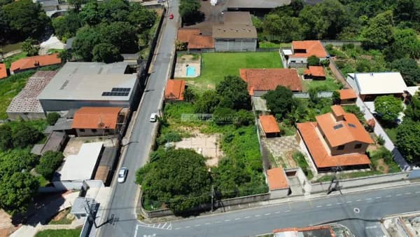 Com uma área total de 401