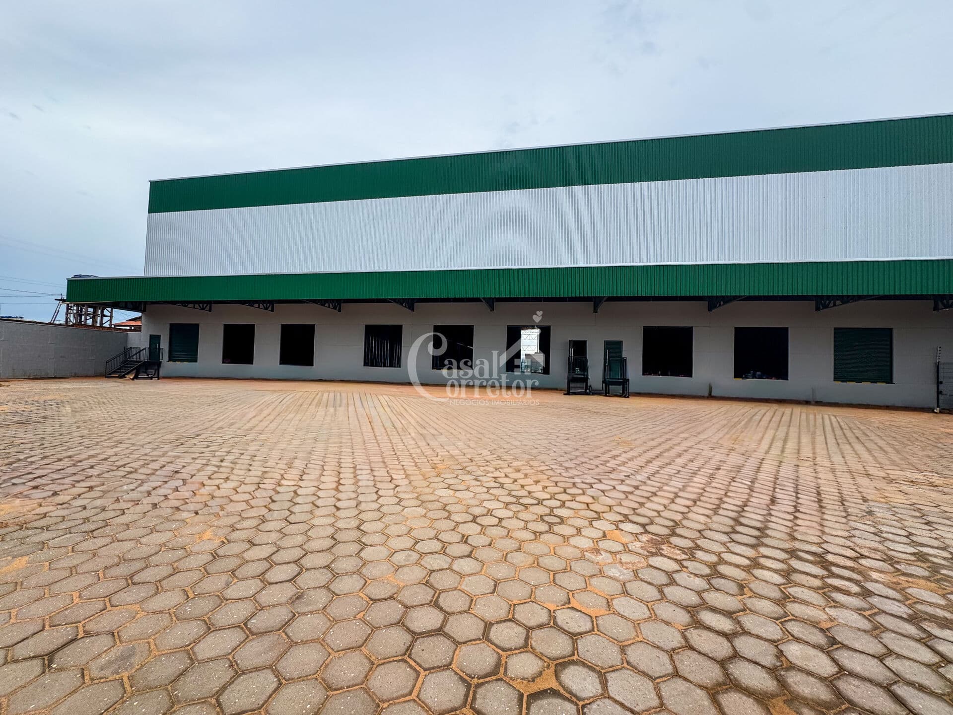 Galpão de 1700m² na BR-010