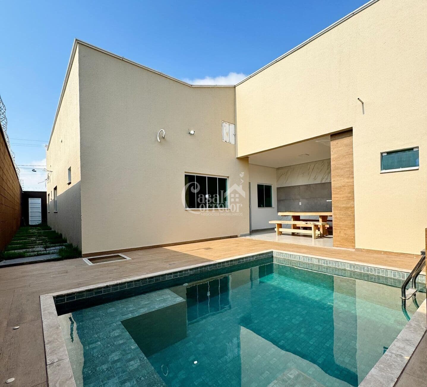 Casa de 3 quartos com piscina e móveis planejados no jardim das oliveiras.
