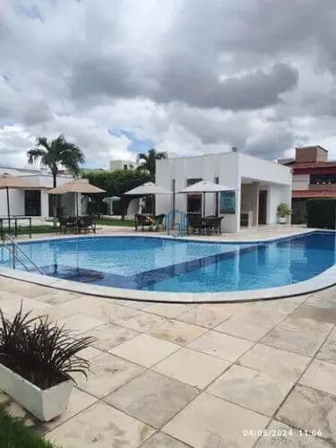 Casa e em condomínio/ com piscina / condomínio canto dos pássaros /