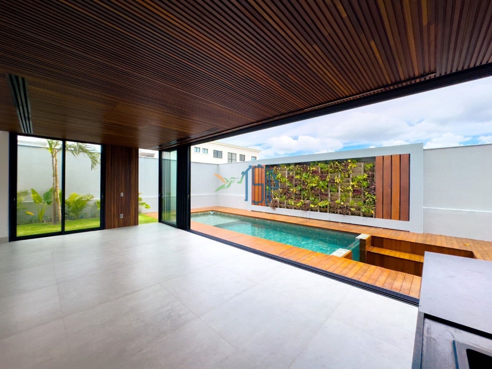 Casa Alto Padrão/Casa no Alphaville Catuana Um imóvel incrível, com padrão de acabamento de 1ª qualidade, ideal para famílias que buscam conforto, segurança e privacidade.
