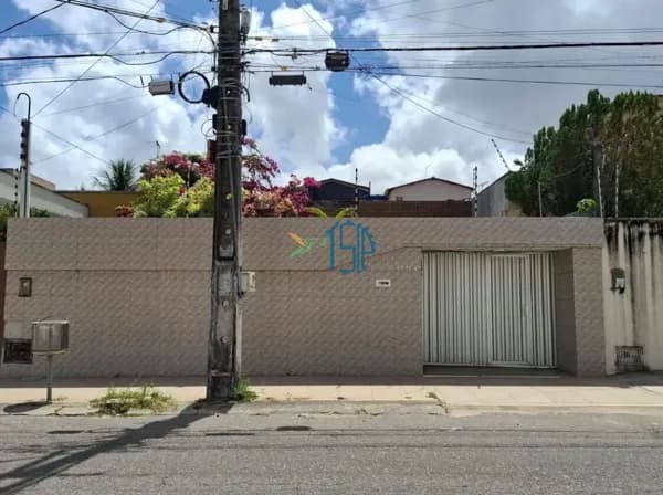 Casa Padrão / Casa em Natal-RN / Casa no Bairro Nova Descoberta-Natal-RN / Casa padrão no Coração de Natal / Casa em Rua pública / Terreno 400 metros / investimento