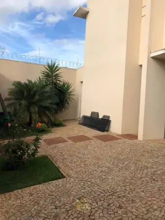 Casa à venda no bairro Segismundo Pereira em Uberlândia/MG