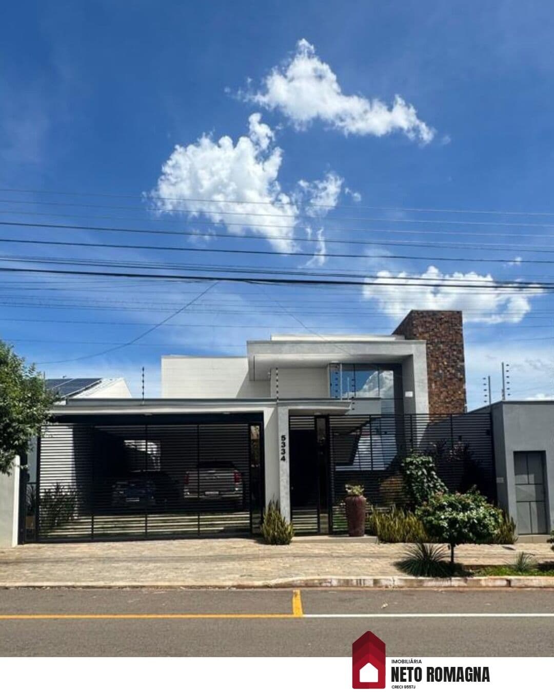 Com piscina, energia fotovoltaica e 03 suítes mobiliadas