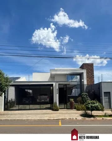 Com piscina, energia fotovoltaica e 03 suítes mobiliadas