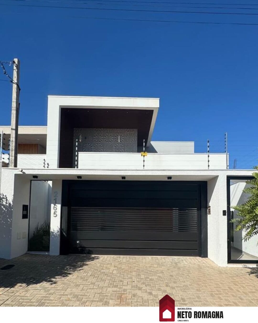 Casa com iluminação moderna e móveis planejados na cozinha