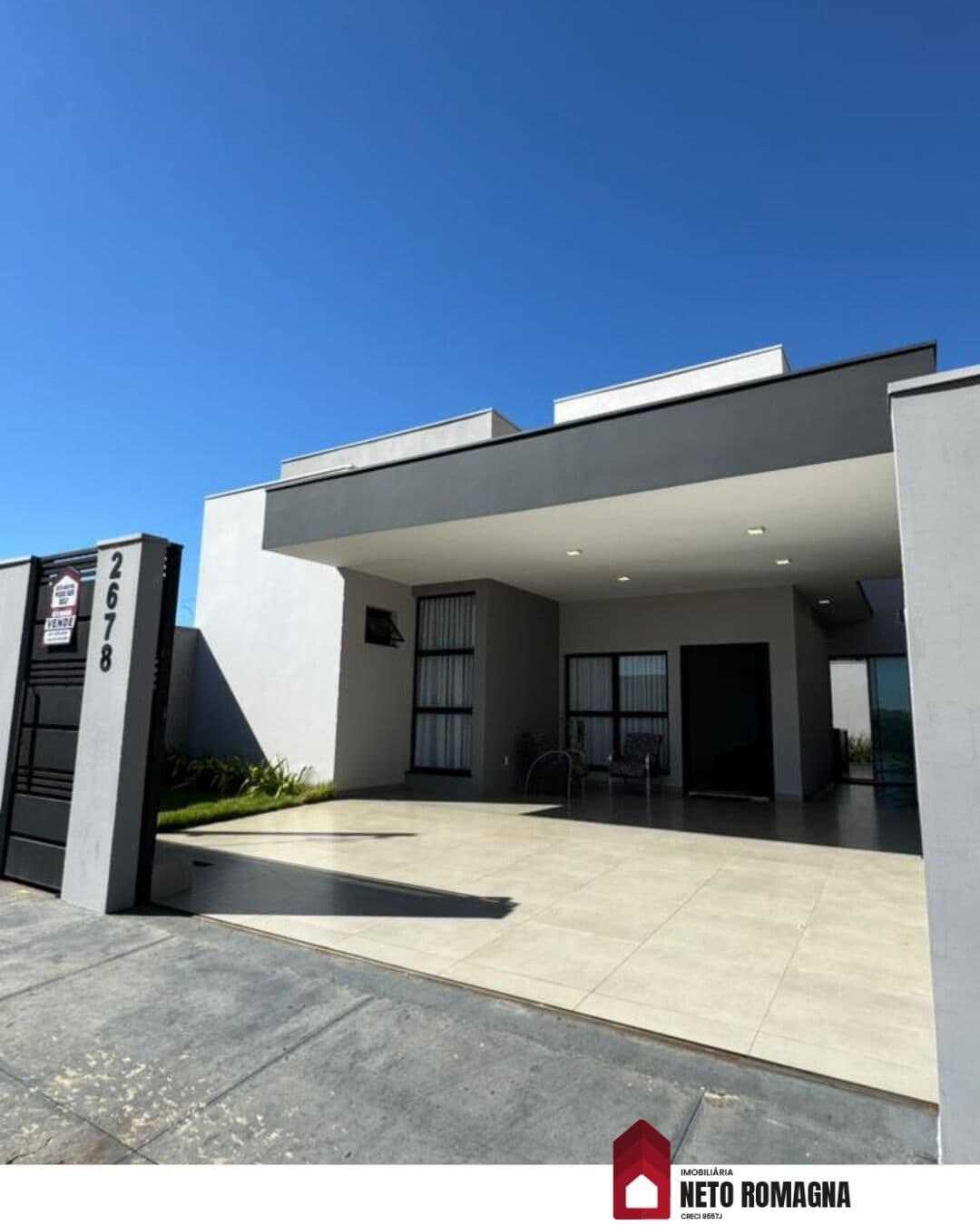 Garagem ampla, móveis planejados e cortinas