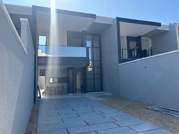 Linda casa duplex com amplo recuo frontal