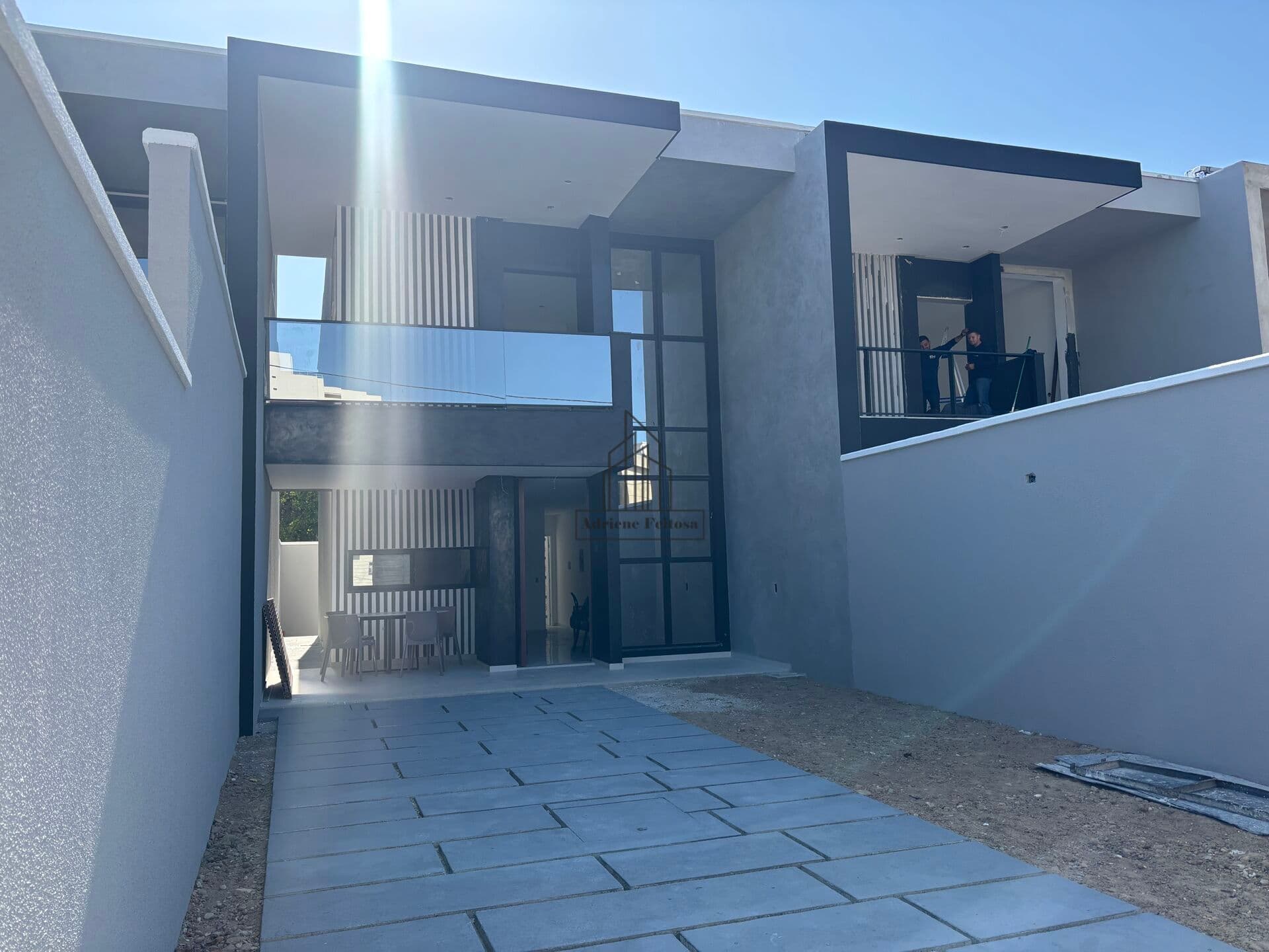 Linda casa duplex com amplo recuo frontal