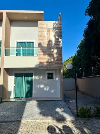Linda casa de condomínio com quintal