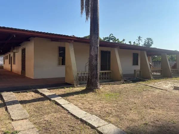 Casa com amplo terreno