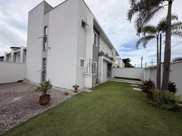 Casa Duplex de esquina com amplo terreno