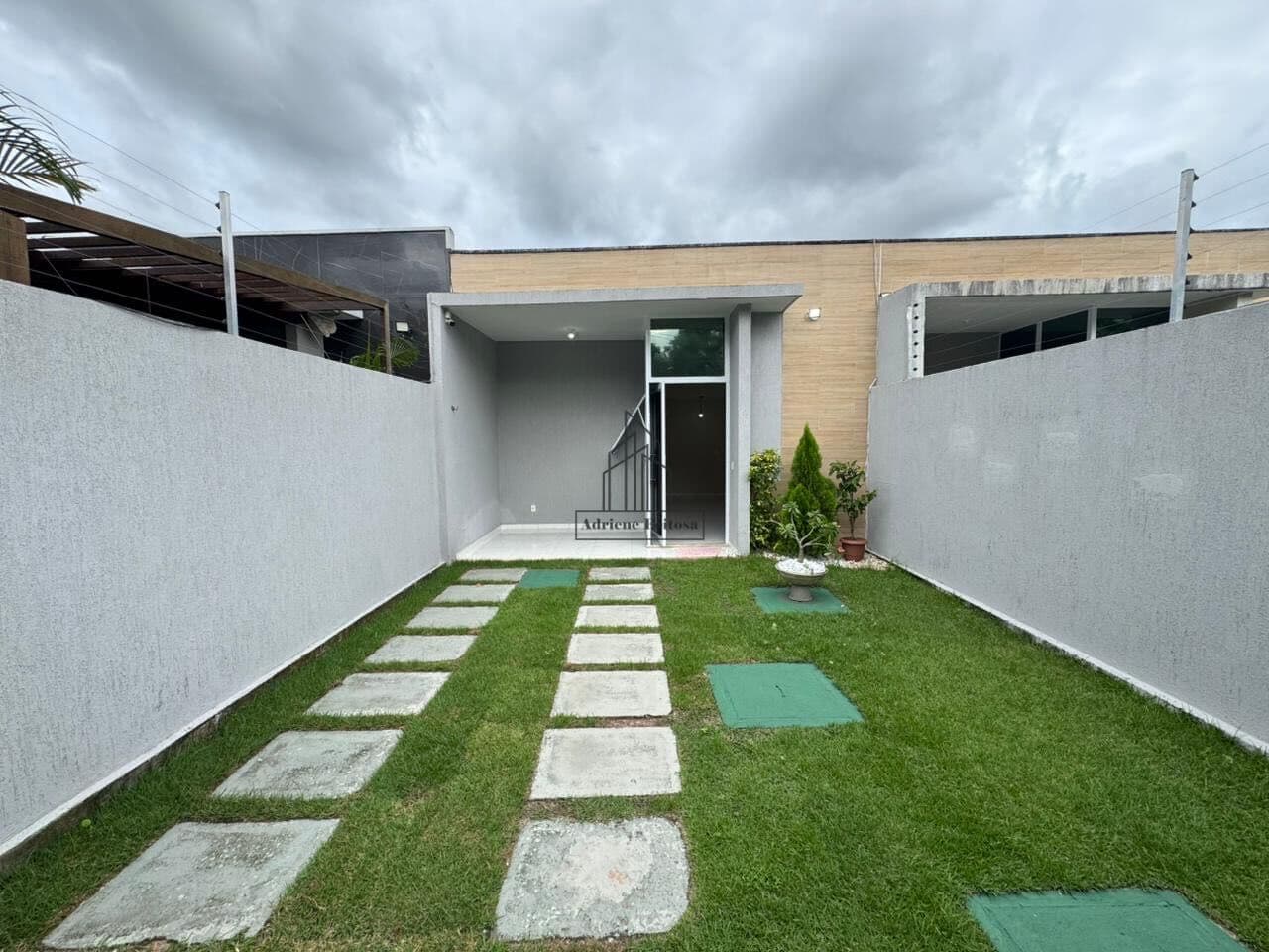Casa plana, pertinho do Shopping Eusébio