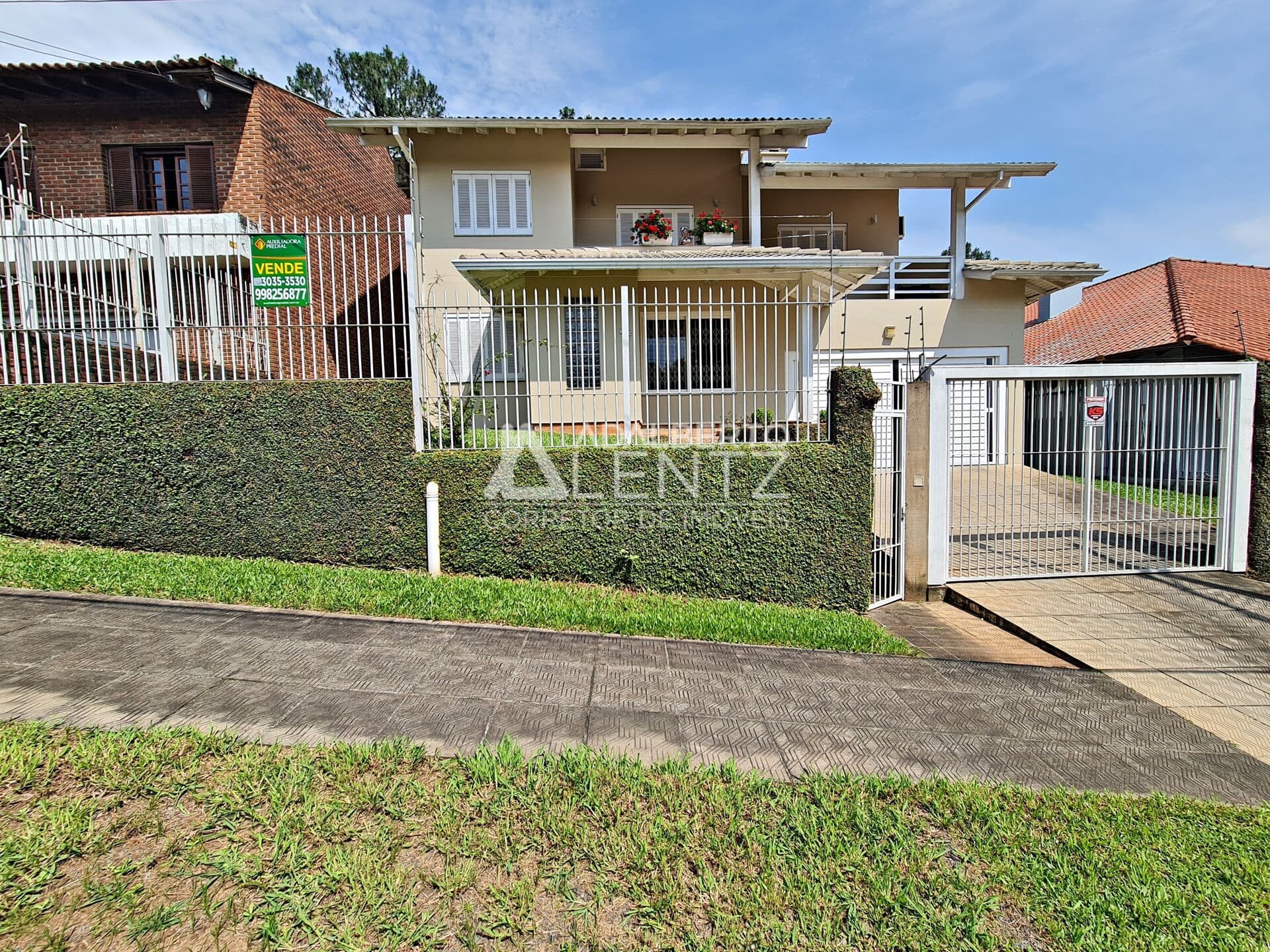 Casa à venda no bairro Canudos em Novo Hamburgo com 3 dormitórios