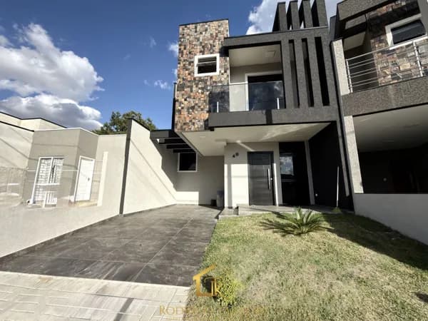 Sobrado Moderno com Suíte e Espaço de terreno no Umbará-Curitiba