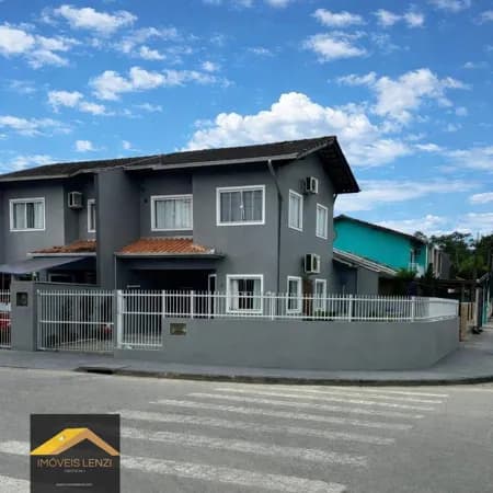 Sobrado Geminado com 03 Quartos Morro do Meio Joinville.