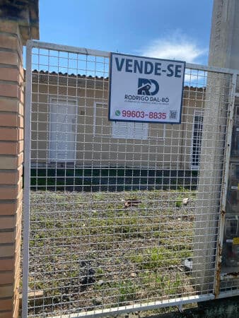 Casa com edícola com 2 apartamentos no fundo