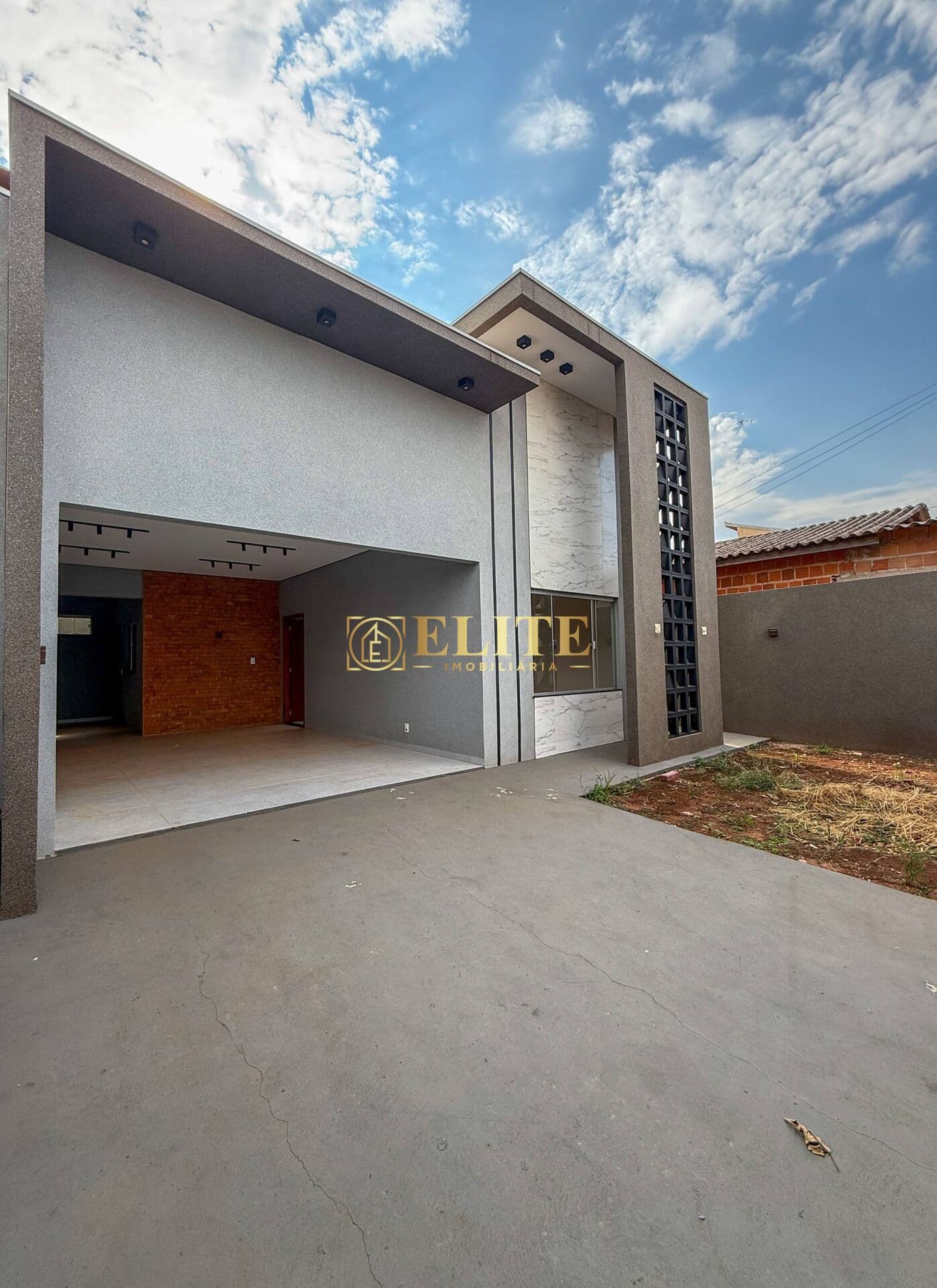 Casa à venda com suíte e closet, oferecendo conforto e praticidade no dia a dia.