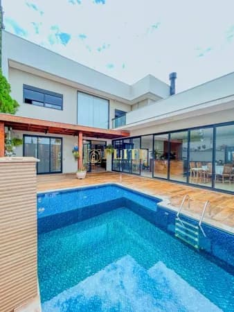 Design moderno, acabamentos refinados e uma área de lazer dos sonhos, piscina com cascata e hidromassagem para relaxar em grande estilo! Disponível para VENDA.