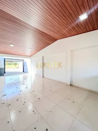 Excelente oportunidade! Ampla residência com salão comercial para empreender, disponível para VENDA.