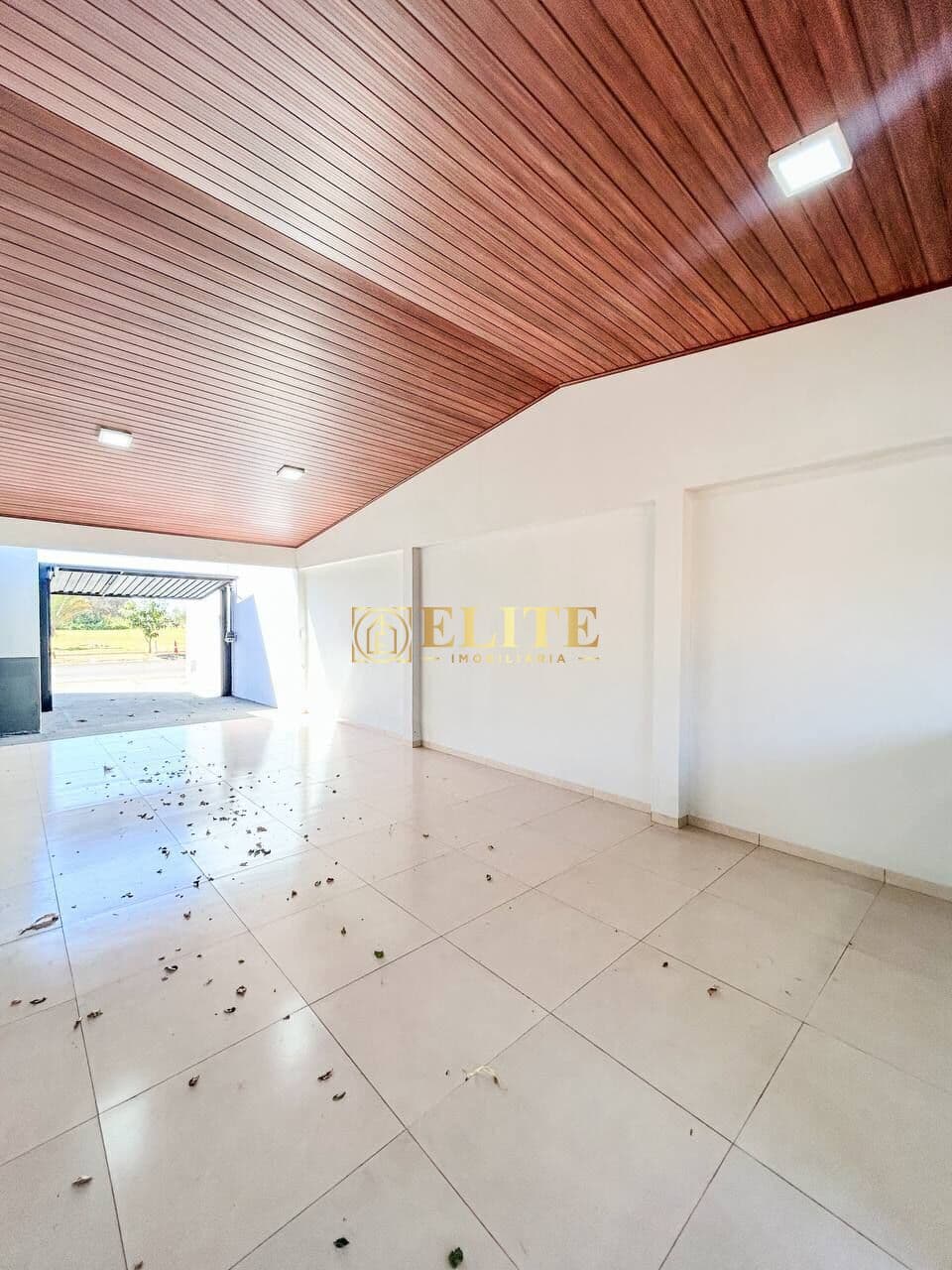 Excelente oportunidade! Ampla residência com salão comercial para empreender, disponível para VENDA.
