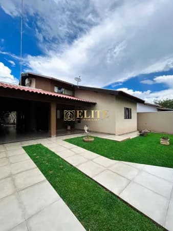 Casa com planejados! Disponível para venda.