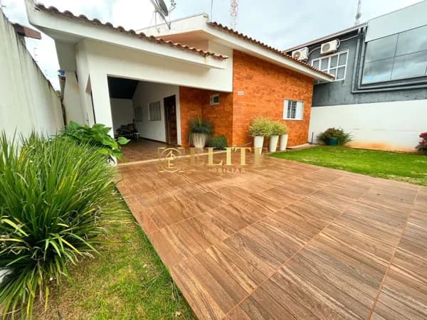 Casa à VENDA no Centro.