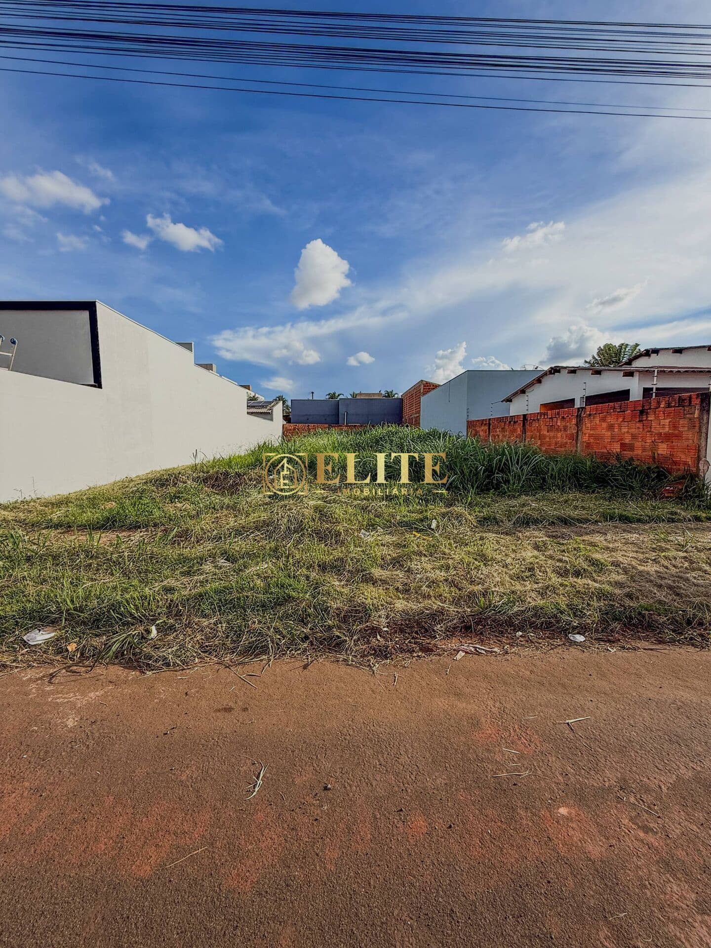 Terreno no bairro FLAMOYANT, disponível para venda.